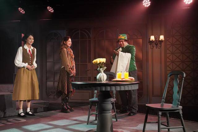 沉浸式戲劇《誰殺了羅伯特》：酒店密室謀殺案玩出新花樣，小劇場懸疑喜劇展現(xiàn)大魔力