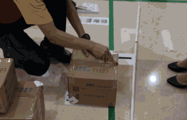 一個拆快遞后的常見動作，讓她進了醫(yī)院……