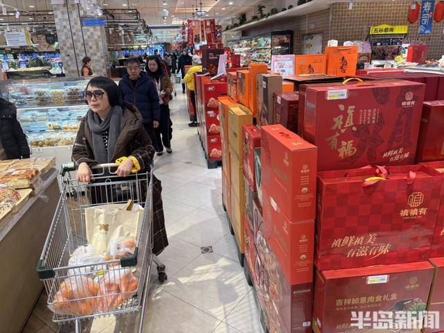 貨架滿滿當當，市民忙購“年味”