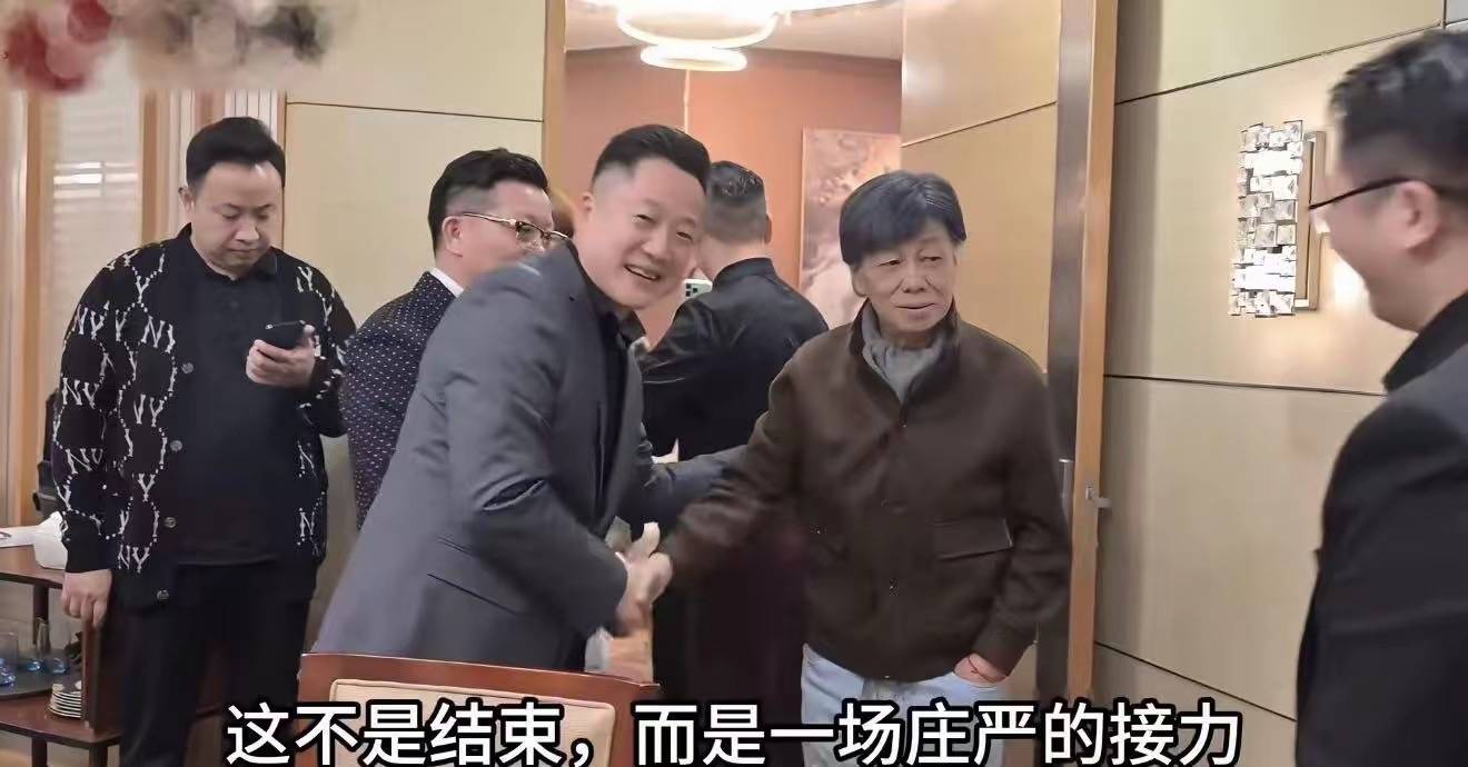 原創(chuàng)梁小龍疑空翻摔到頭！2孩子留學(xué)一年花百萬，拼命工作仍買不起房