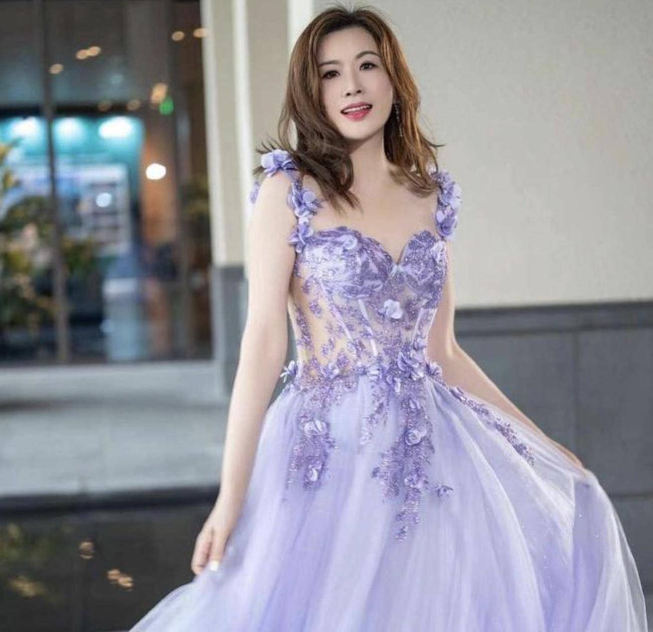 原創(chuàng)張文慈搬回香港低調(diào)買房，名下房產(chǎn)市值7000萬，未婚未育靠房養(yǎng)老