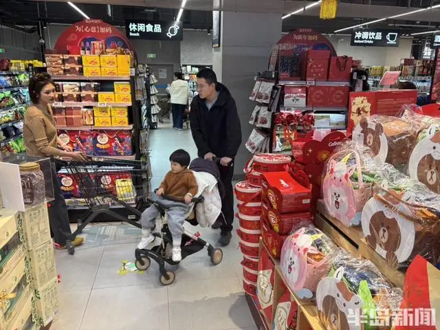 貨架滿滿當當，市民忙購“年味”