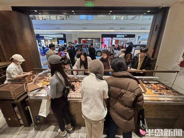 貨架滿滿當當，市民忙購“年味”