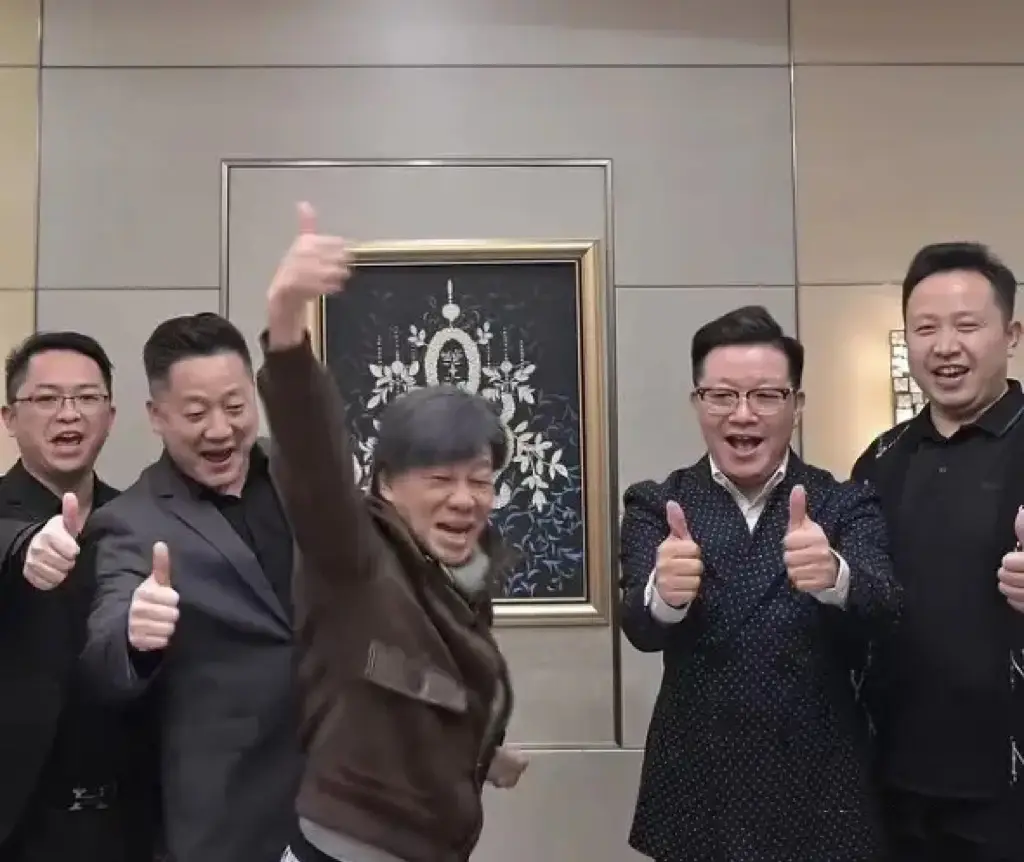 原創(chuàng)梁小龍疑空翻摔到頭！2孩子留學(xué)一年花百萬，拼命工作仍買不起房