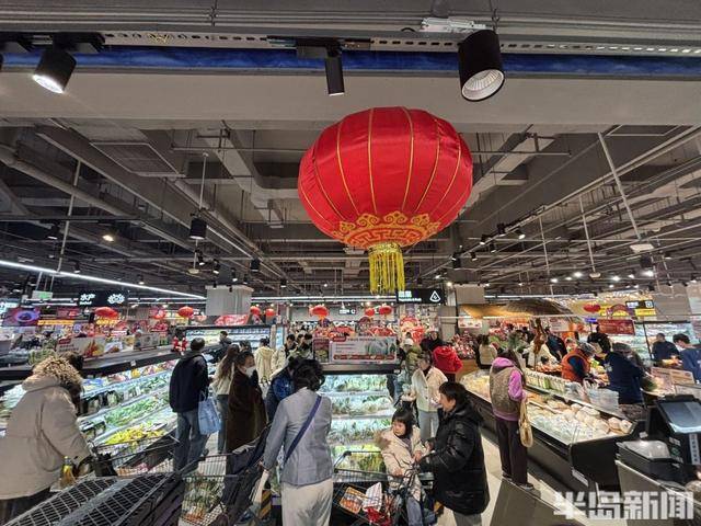 貨架滿滿當當，市民忙購“年味”