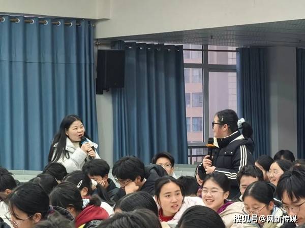 南江縣實(shí)驗(yàn)中學(xué)開(kāi)展特色語(yǔ)文講堂 探索AI、熱梗與詩(shī)詞的融合表達(dá)