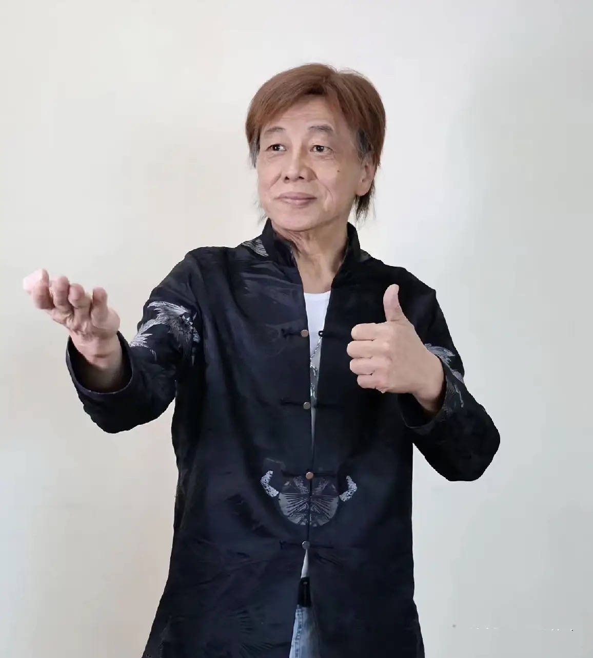 原創(chuàng)梁小龍疑空翻摔到頭！2孩子留學(xué)一年花百萬，拼命工作仍買不起房