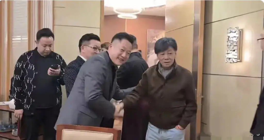 原創(chuàng)梁小龍疑空翻摔到頭！2孩子留學(xué)一年花百萬，拼命工作仍買不起房