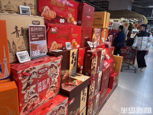 貨架滿滿當當，市民忙購“年味”