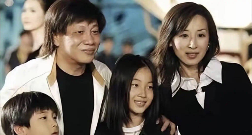 原創(chuàng)梁小龍疑空翻摔到頭！2孩子留學(xué)一年花百萬，拼命工作仍買不起房