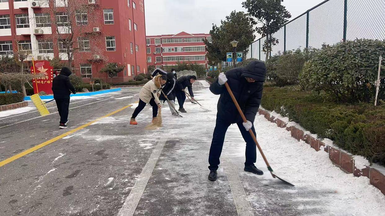 原創(chuàng)臨沂新橋小學(xué)黨員教師積極開展校園除雪行動
