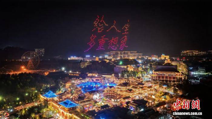 浙江橫店上元燈會燃燈迎春 影視IP將賦能春節(jié)文旅消費