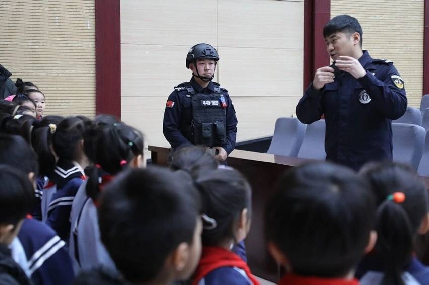 延吉：警營(yíng)開(kāi)放日 小學(xué)生沉浸式解鎖安全“超能力”