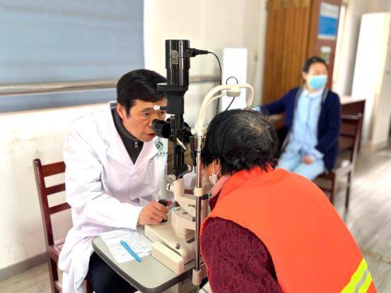 守護(hù)“城市美容師·光明計(jì)劃”為慈惠街環(huán)衛(wèi)工點(diǎn)亮清晰視界