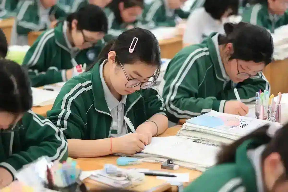 原創(chuàng)多所大學(xué)出臺(tái)嚴(yán)格考核制度政策：幾十位大學(xué)教師崗位降級(jí)