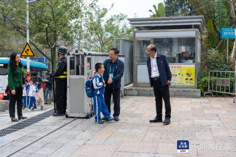 深圳“校長(zhǎng)爺爺”與小學(xué)生互動(dòng)獲千萬瀏覽！網(wǎng)友：看著暖暖的