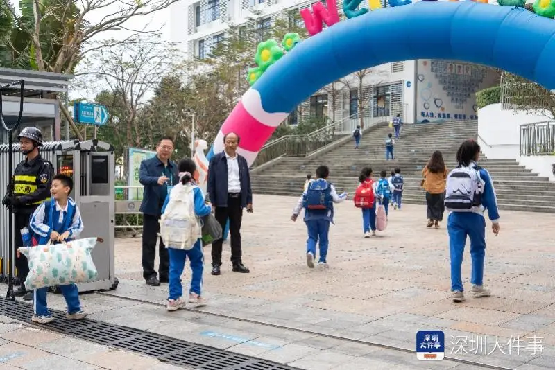 深圳“校長(zhǎng)爺爺”與小學(xué)生互動(dòng)獲千萬瀏覽！網(wǎng)友：看著暖暖的