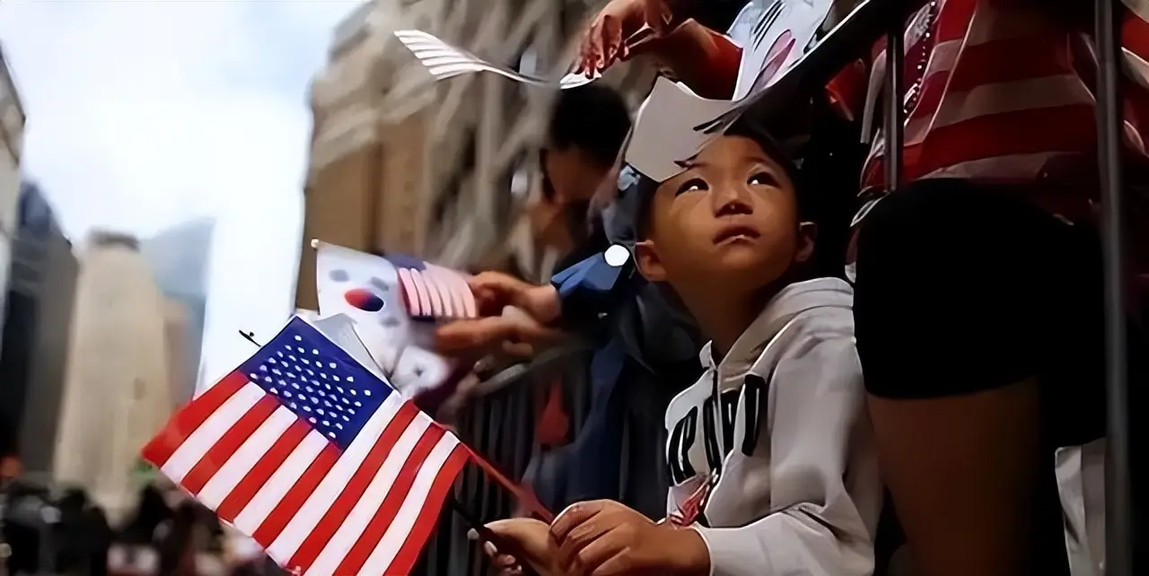 原創(chuàng)美國華裔二代坦言，看到中國發(fā)展這么好，父輩移民已經(jīng)破防了