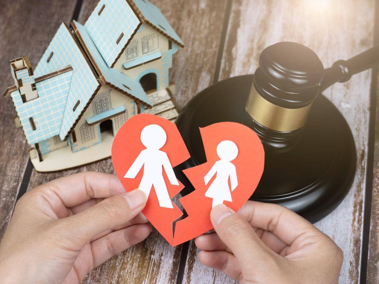 女子以“丈夫長期微信招嫖、購買涉黃視頻”為由起訴離婚，法院調(diào)解后離婚，房產(chǎn)歸男方