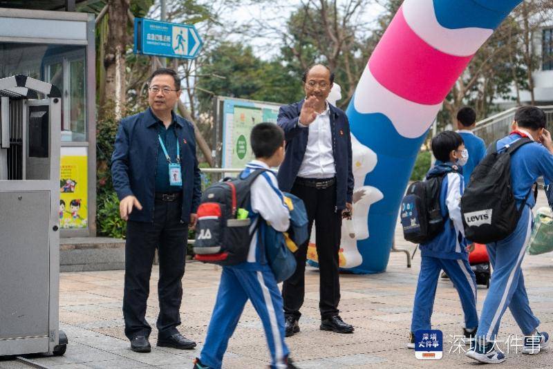 深圳“校長(zhǎng)爺爺”與小學(xué)生互動(dòng)獲千萬瀏覽！網(wǎng)友：看著暖暖的