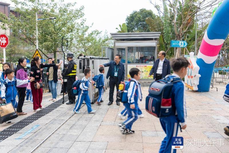 深圳“校長(zhǎng)爺爺”與小學(xué)生互動(dòng)獲千萬瀏覽！網(wǎng)友：看著暖暖的