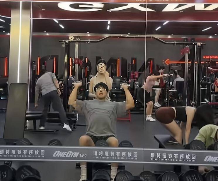 原創(chuàng)健身教練畢嘉琪去世，年僅26歲，一身肌肉很壯實(shí)，新房剛裝修好