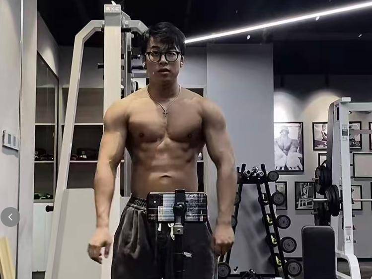 原創(chuàng)健身教練畢嘉琪去世，年僅26歲，一身肌肉很壯實(shí)，新房剛裝修好