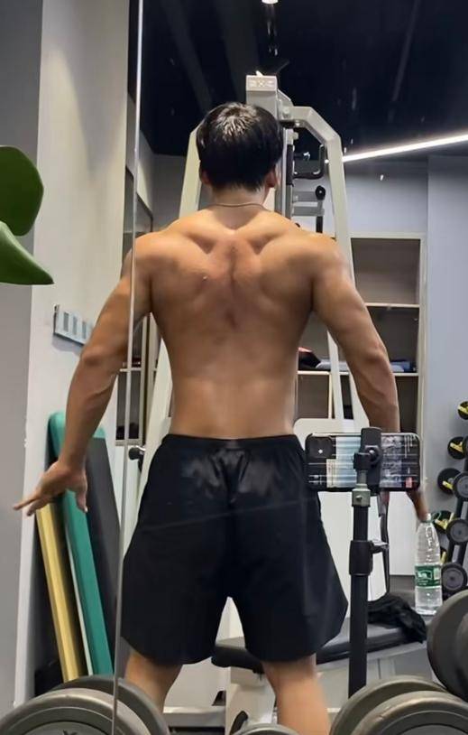 原創(chuàng)健身教練畢嘉琪去世，年僅26歲，一身肌肉很壯實(shí)，新房剛裝修好