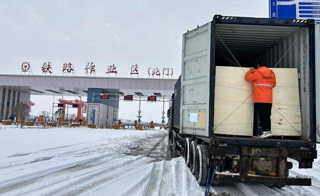 風(fēng)雪映擔(dān)當(dāng)！鄭州陸港頂風(fēng)冒雪保國際物流通道暢通