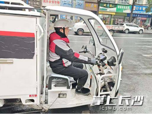 寒潮降溫不降速，快遞小哥堅守崗位確?！笆姑剡_”