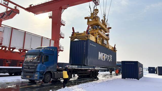 風(fēng)雪映擔(dān)當(dāng)！鄭州陸港頂風(fēng)冒雪保國際物流通道暢通