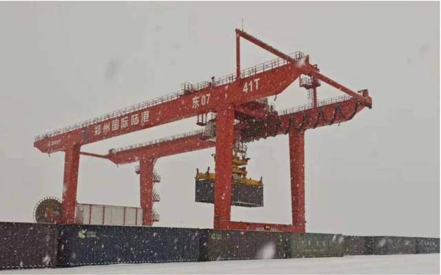 風(fēng)雪映擔(dān)當(dāng)！鄭州陸港頂風(fēng)冒雪保國際物流通道暢通