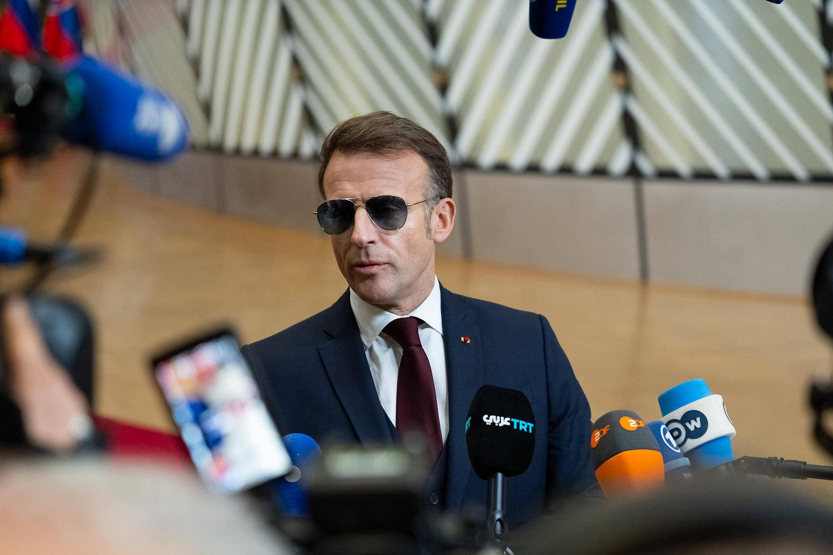 馬克龍達(dá)沃斯論壇戴墨鏡成“帶貨明星”，眼鏡公司：接到大量“求同款”訂單