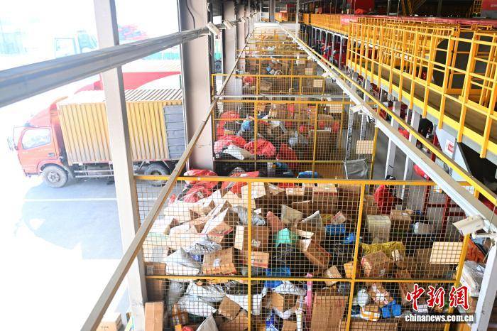 甘肅蘭州迎來(lái)春節(jié)快遞分揀高峰