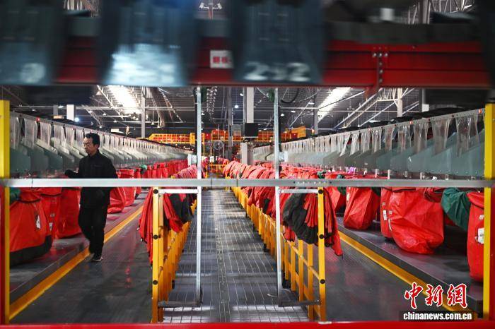 甘肅蘭州迎來(lái)春節(jié)快遞分揀高峰