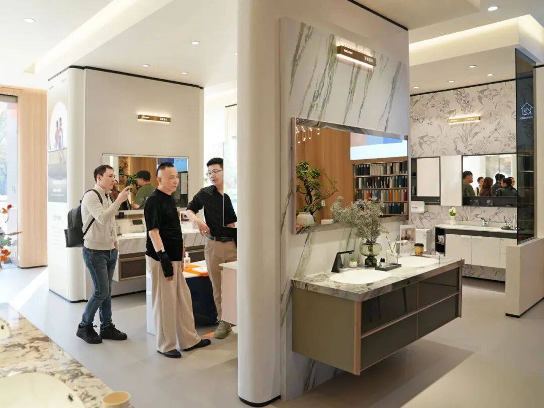 浪鯨衛(wèi)浴董事長霍成基走訪終端門店 推動門店高質(zhì)量發(fā)展