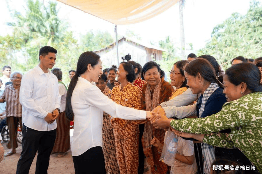 國(guó)王國(guó)母盛贊第一夫人碧占莫妮是杰出女性典范