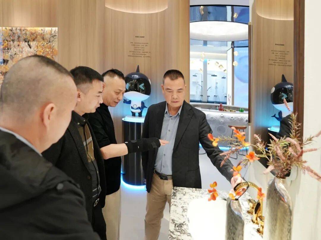 浪鯨衛(wèi)浴董事長霍成基走訪終端門店 推動門店高質(zhì)量發(fā)展