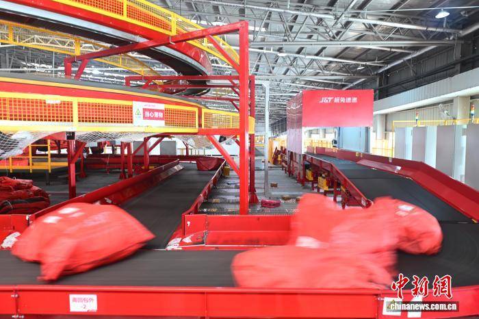 甘肅蘭州迎來(lái)春節(jié)快遞分揀高峰