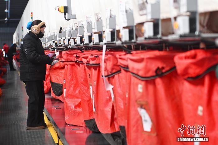 甘肅蘭州迎來(lái)春節(jié)快遞分揀高峰