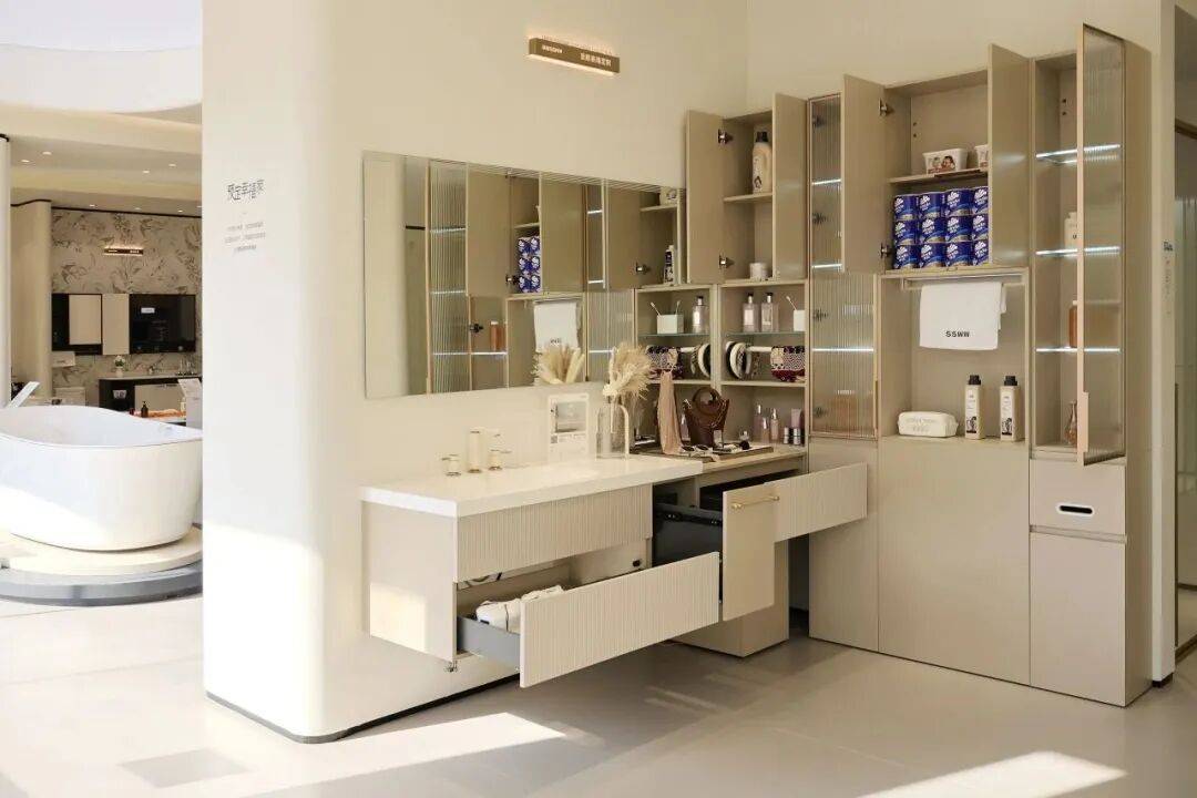 浪鯨衛(wèi)浴董事長霍成基走訪終端門店 推動門店高質(zhì)量發(fā)展