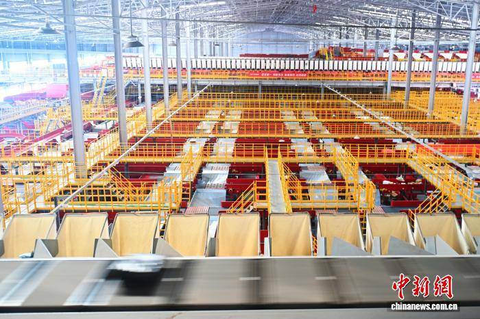 甘肅蘭州迎來(lái)春節(jié)快遞分揀高峰