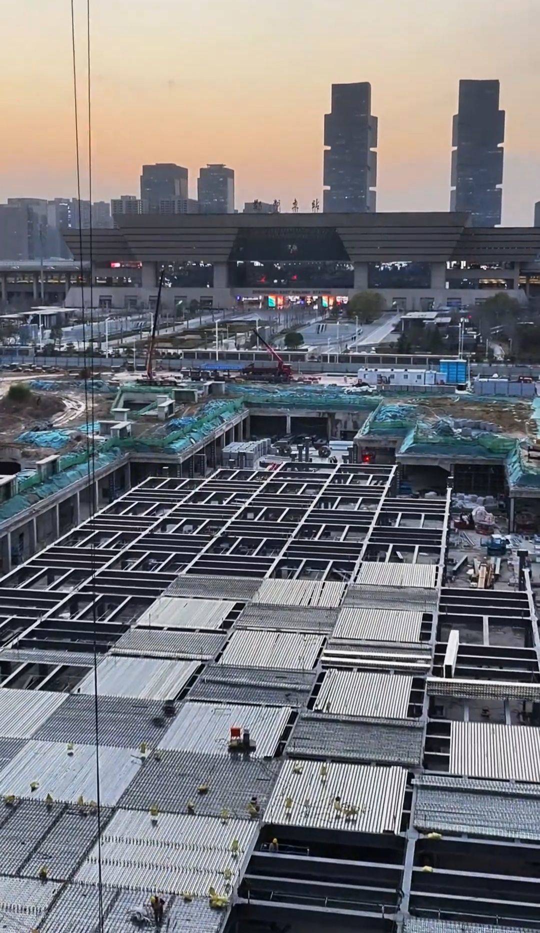 鄭州將建“胖東來(lái)高鐵驛站”，鄭州文旅局工作人員：未來(lái)可能會(huì)規(guī)劃相關(guān)旅游線路，讓游客出行、購(gòu)物、旅游更方便