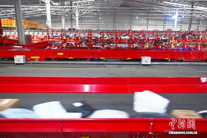 甘肅蘭州迎來(lái)春節(jié)快遞分揀高峰