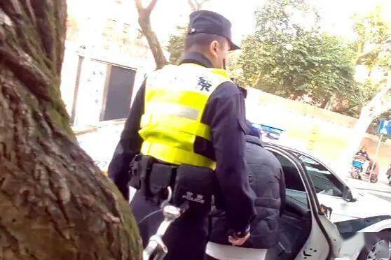 “我論文第一次也沒(méi)過(guò)” 民警一席話讓跪著的女孩解開(kāi)了心結(jié)