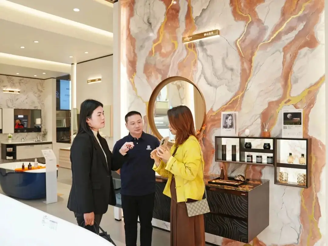浪鯨衛(wèi)浴董事長霍成基走訪終端門店 推動門店高質(zhì)量發(fā)展