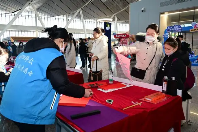 北京朝陽(yáng)站書法家現(xiàn)場(chǎng)“送?！保槁每蜏嘏瘹w途