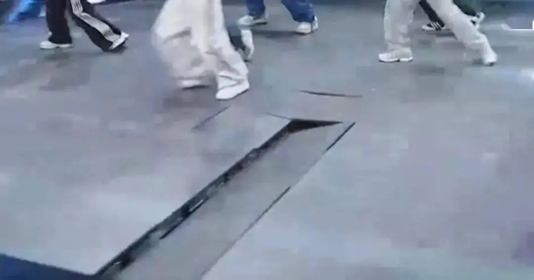 新人男團直播表演中舞臺地板坍塌，險釀重大事故