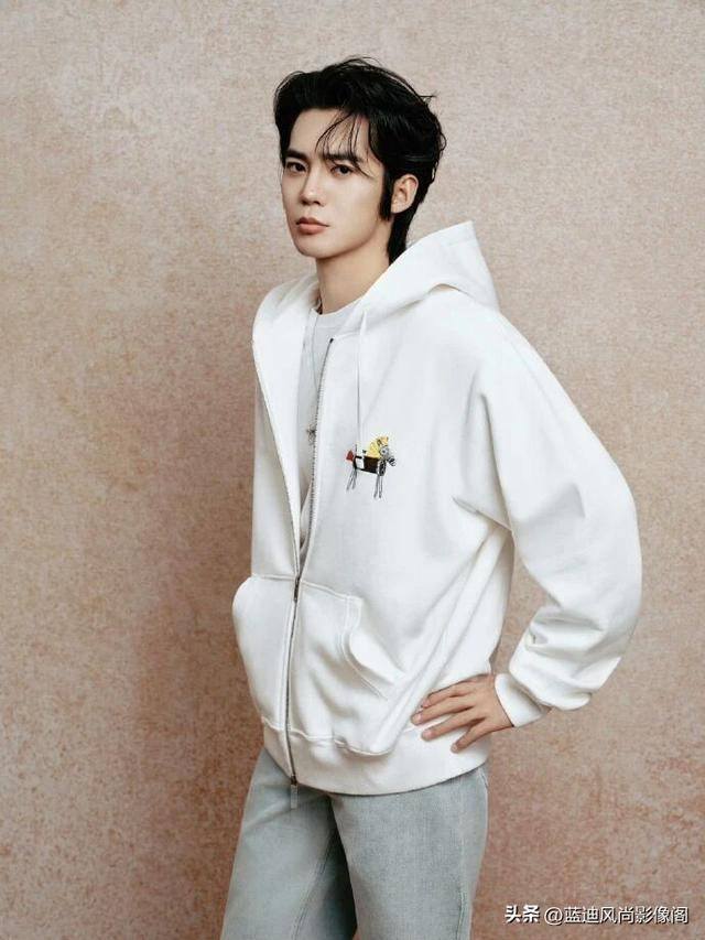 原創(chuàng)于適這 Dior 小馬刺繡，把馬年的松弛貴氣穿成了專屬答案