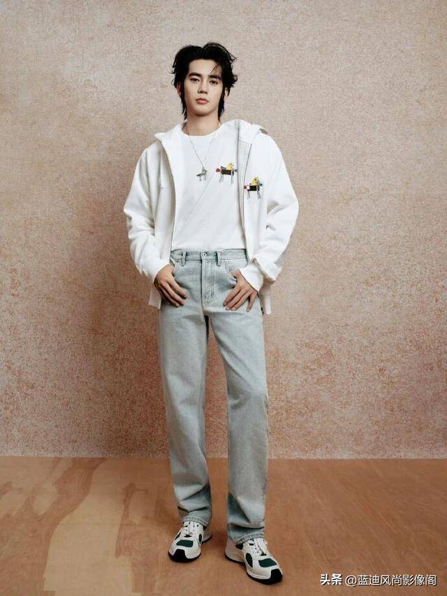 原創(chuàng)于適這 Dior 小馬刺繡，把馬年的松弛貴氣穿成了專屬答案